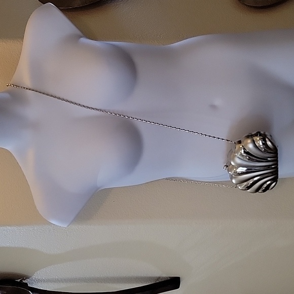 Valerie Stevens 2 Toned Silver Colored Clam Shell Crossbody/Clutch Bag NWOT - Picture 2 of 10